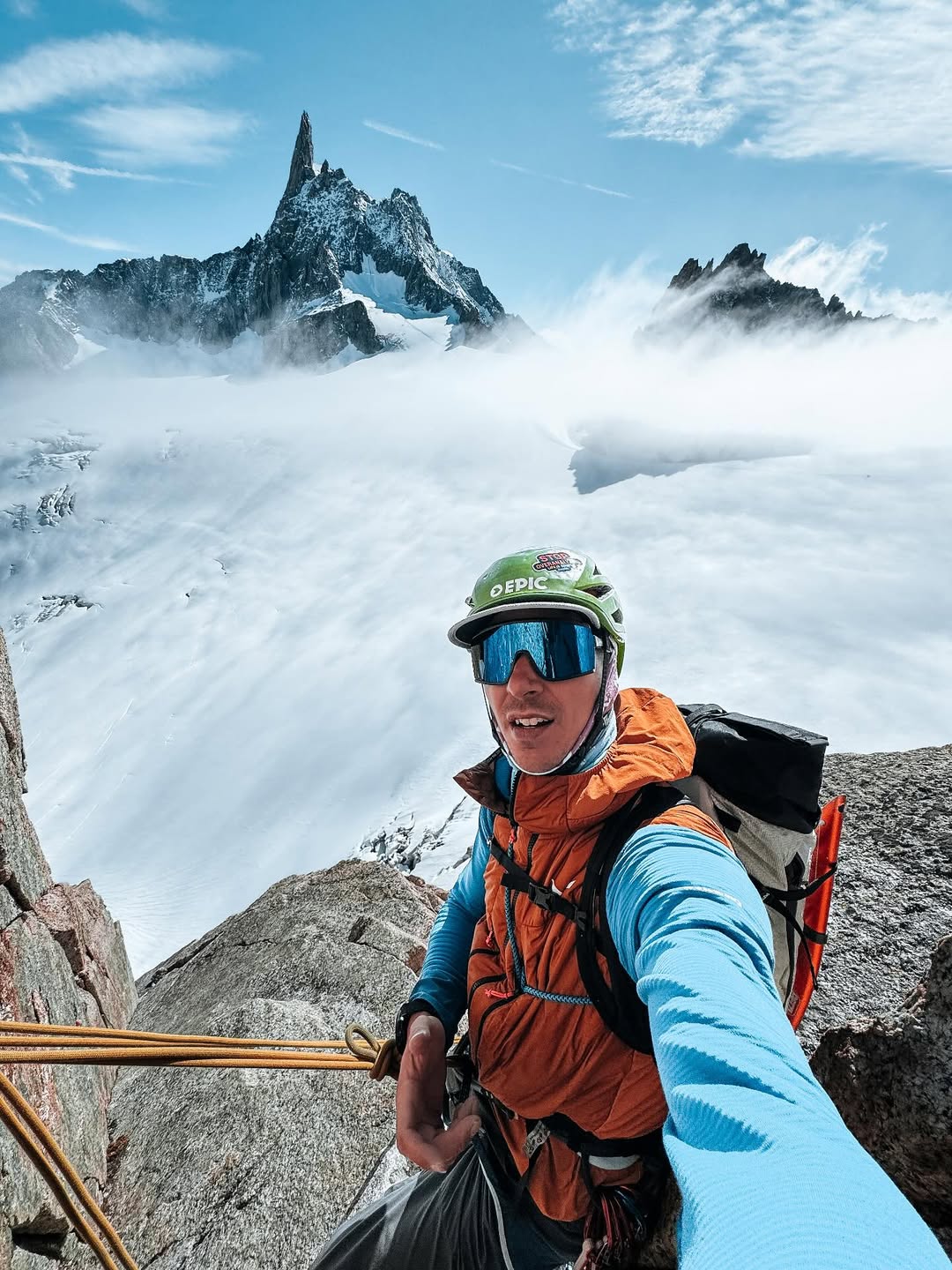 Salita alpinistica in alta montagna