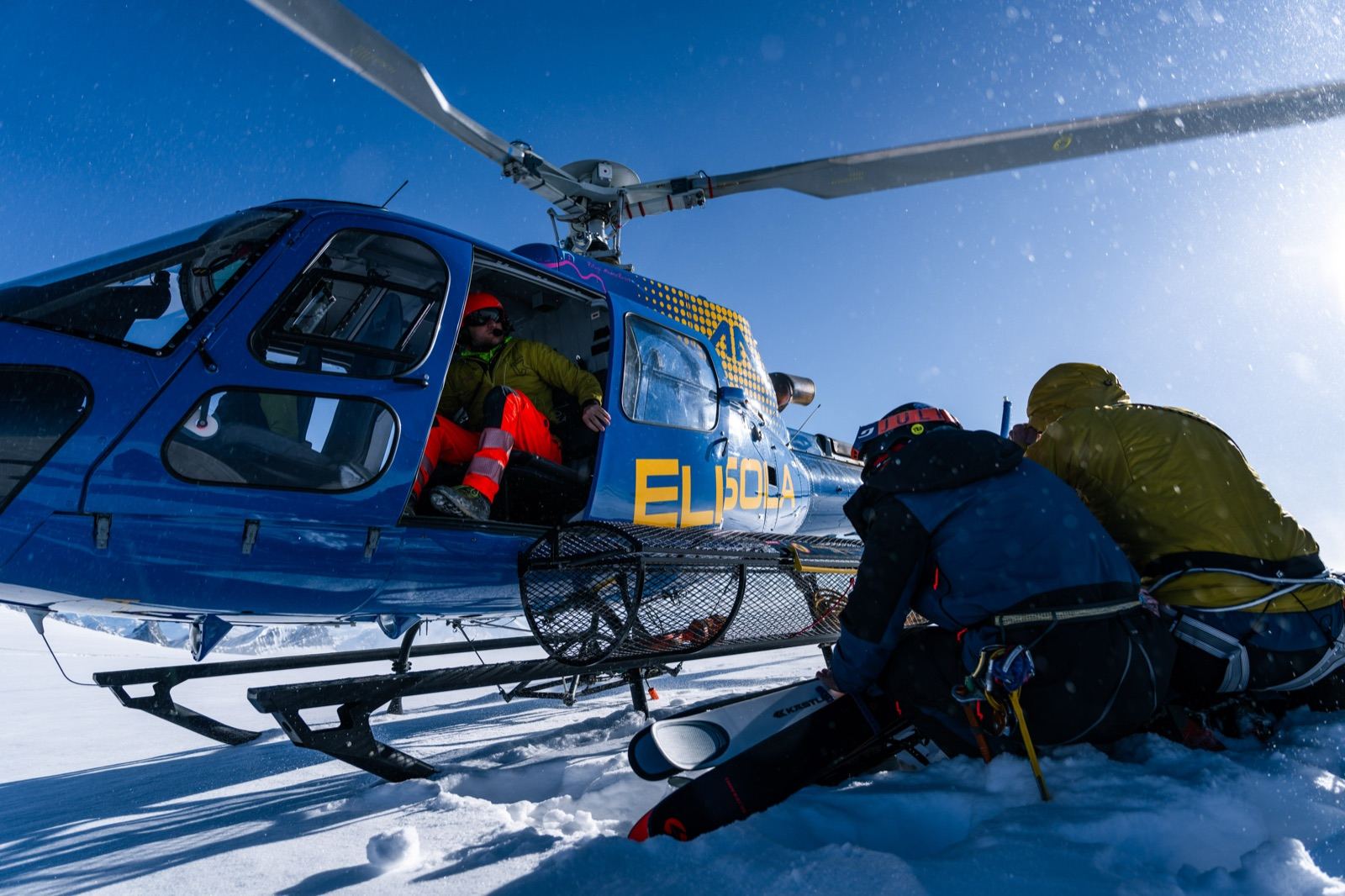 Heliski, elicottero fermo sulla neve in quota