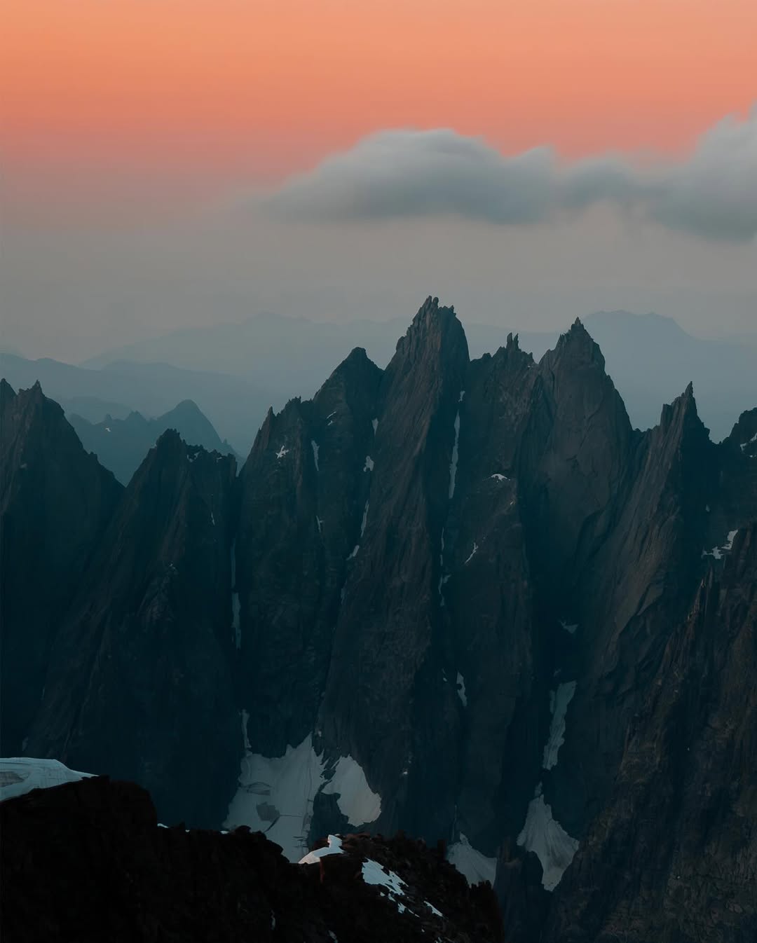 Panorama alpino all'alba