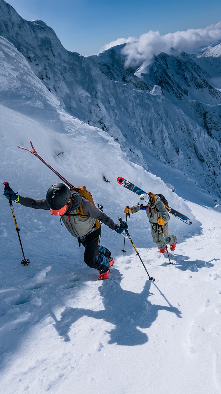 Scialpinismo su pendio innevato