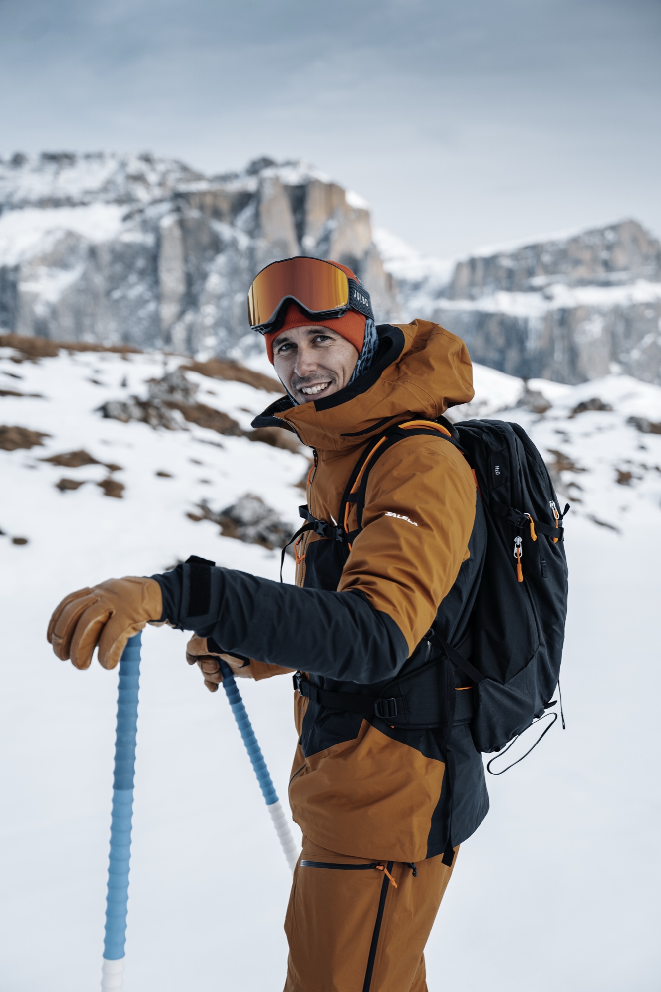 Scialpinismo su pendio innevato