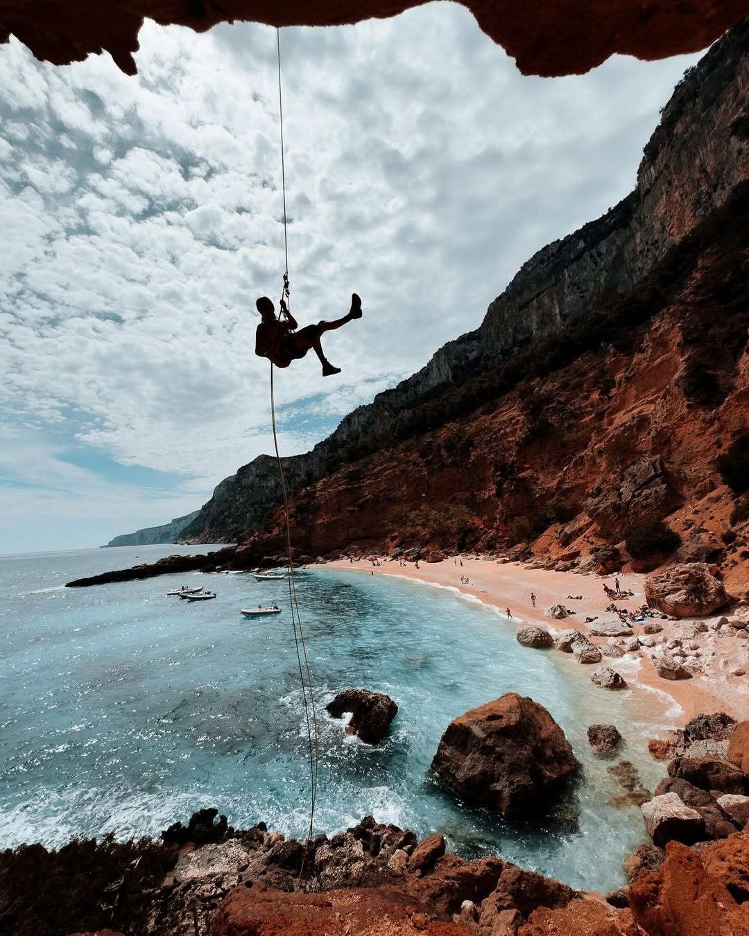 Costa rocciosa lungo il Selvaggio Blu in Sardegna