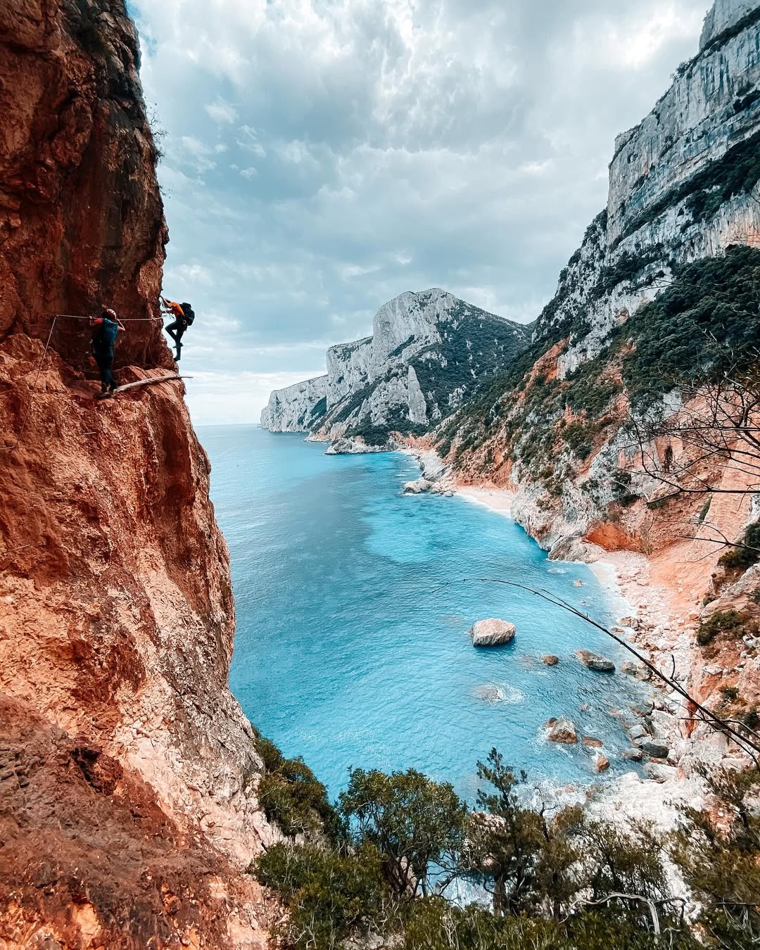 Trekking sul Selvaggio Blu tra mare e falesie