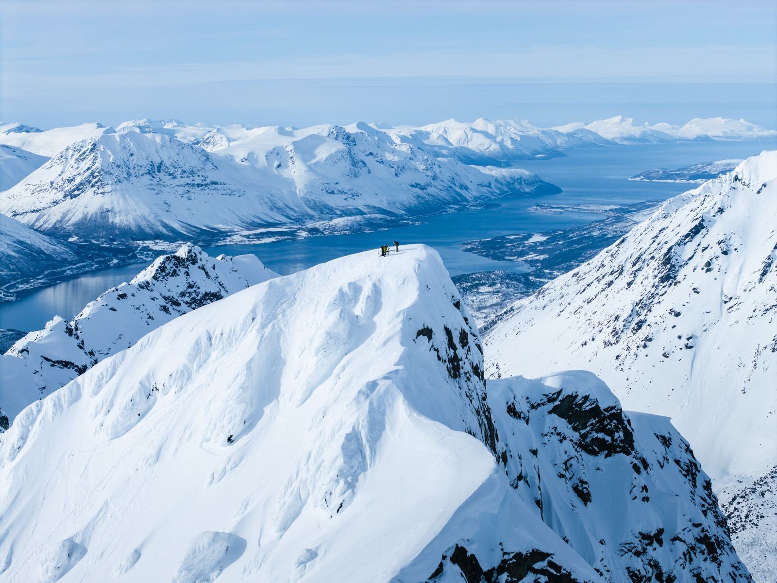Cime delle Lyngen Alps che scendono verso il fiordo